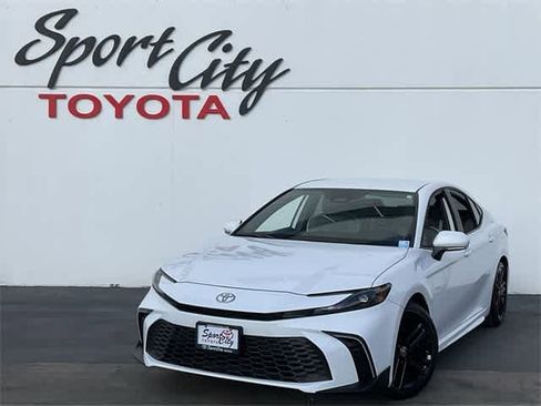 Used 2025 Toyota Camry SE image 1