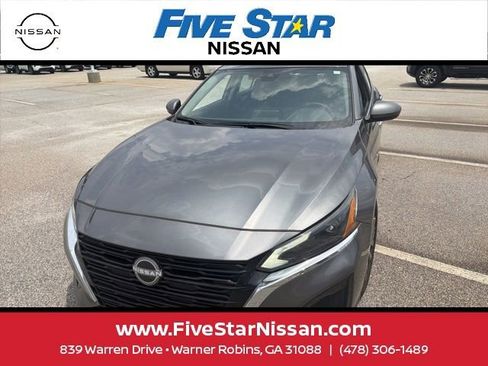 Used 2023 Nissan Altima 2.5 SV FWD image 2