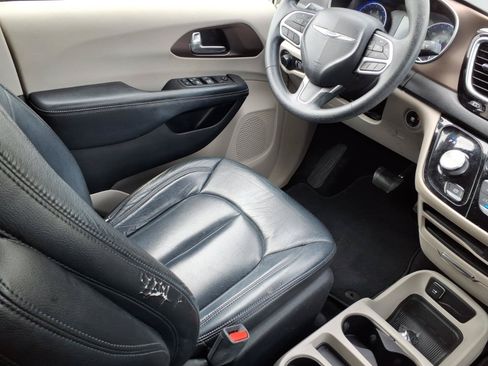 Used 2020 Chrysler Voyager LX FWD image 16