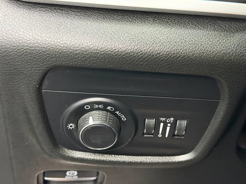 Used 2022 Jeep Grand Cherokee Laredo w/ Luxury Tech Group I RWD image 30