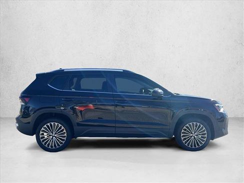 Used 2025 Volkswagen Taos SE image 4