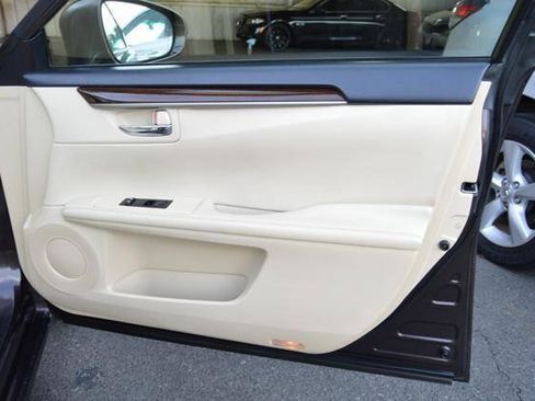 Used 2014 Lexus ES 350 w/ Premium Package FWD image 32