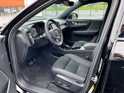 Used 2023 Volvo XC40 Recharge Plus w/ Protection Package Premier image 16