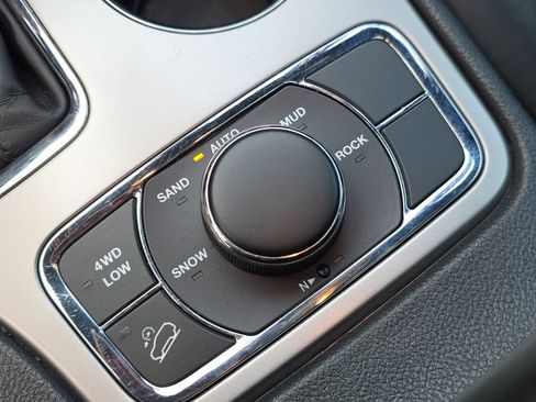 Used 2019 Jeep Grand Cherokee Limited w/ Luxury Group II image 27