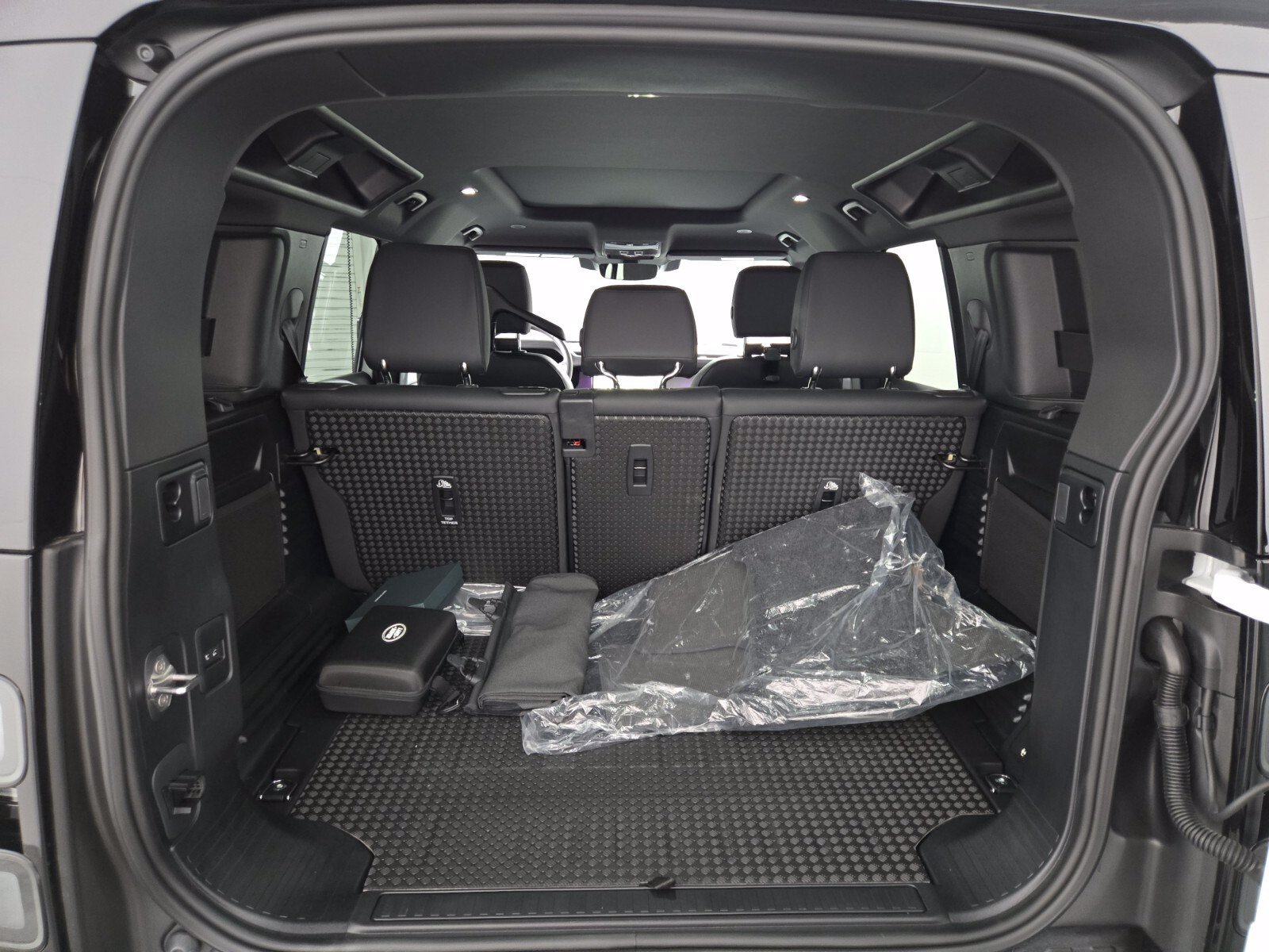 Used 2026 Land Rover Defender 110 X-Dynamic SE AWD/4WD image 15