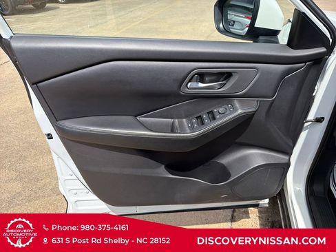 Certified 2025 Nissan Rogue SV FWD image 10