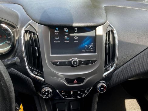 Used 2017 Chevrolet Cruze LT FWD image 14