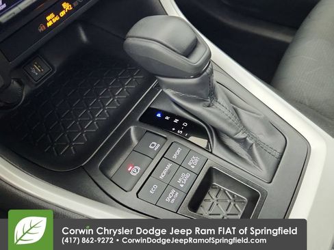 Used 2025 Toyota RAV4 XLE AWD/4WD image 27