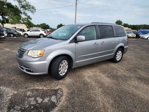 Used 2014 Chrysler Town & Country Touring FWD image 10