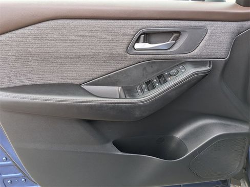 Used 2021 Nissan Rogue SV image 9