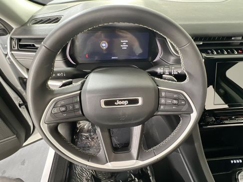 Used 2023 Jeep Grand Cherokee Laredo AWD/4WD image 11