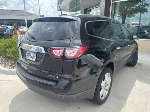 Used 2017 Chevrolet Traverse LT w/ Style and Technology Package FWD image 2