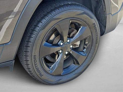 Used 2018 Jeep Cherokee Latitude w/ Altitude Package image 16