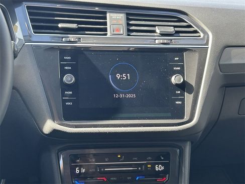 Used 2022 Volkswagen Tiguan SE image 19