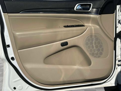 Used 2019 Jeep Grand Cherokee Limited image 17