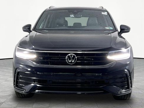 Used 2023 Volkswagen Tiguan SE image 2