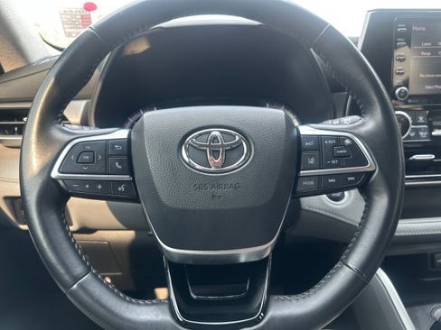Used 2020 Toyota Highlander LE FWD image 18