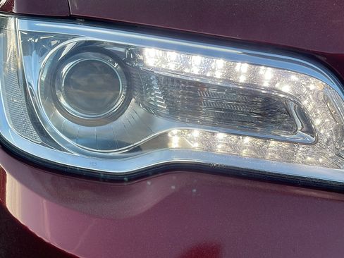 Used 2018 Chrysler 300 Touring image 15