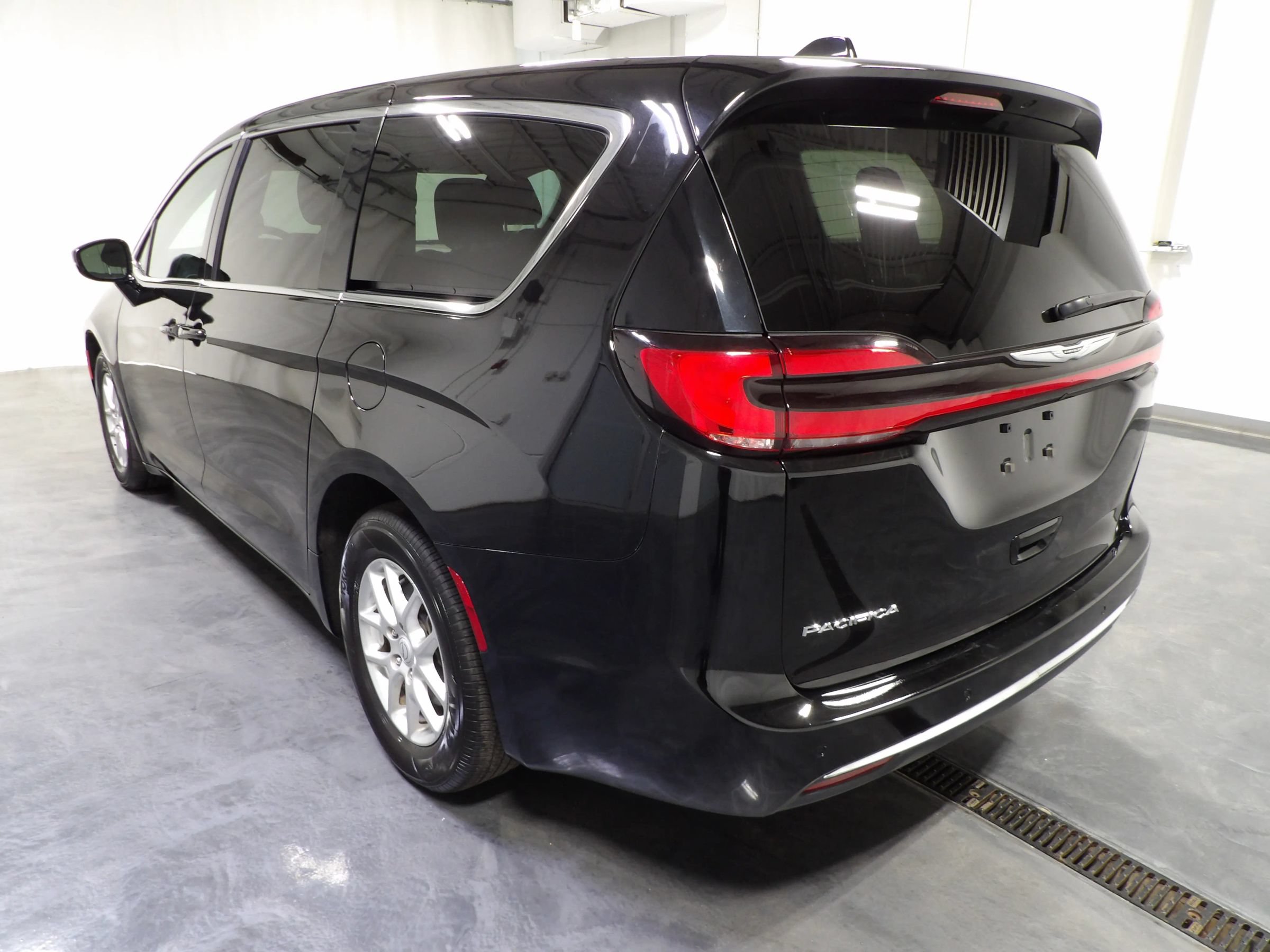 Used 2025 Chrysler Pacifica Select FWD image 7