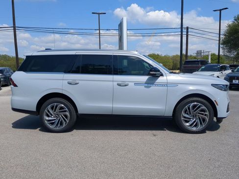New 2025 Lincoln Navigator Reserve AWD/4WD image 2