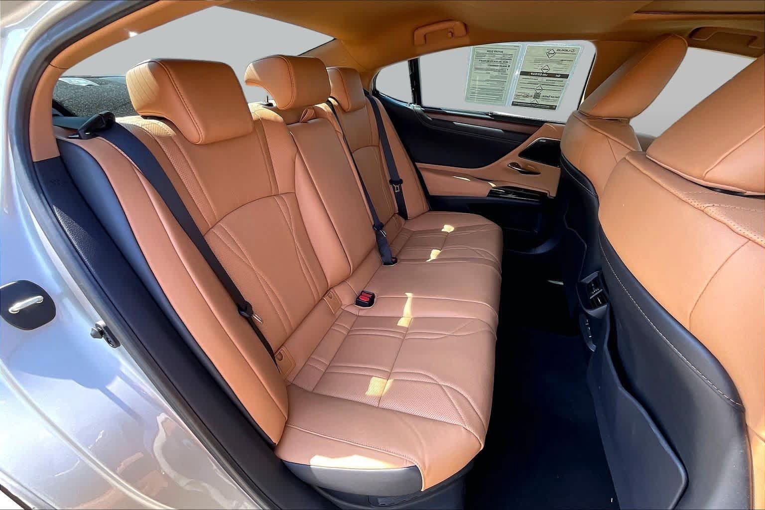 Used 2024 Lexus ES 300h Ultra Luxury w/ Accessory Package (Z2) FWD image 17