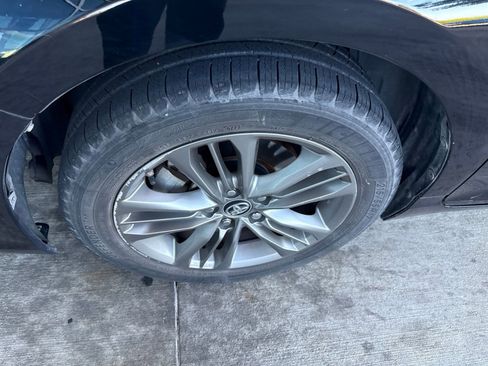Used 2017 Toyota Camry SE FWD image 2