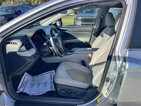 Used 2023 Toyota Camry SE image 9