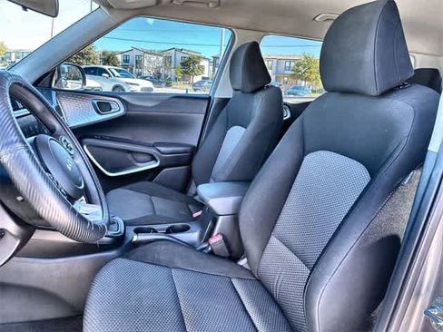 Used 2022 Kia Soul LX image 16