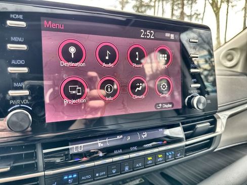 Used 2021 Toyota Sienna Limited image 24