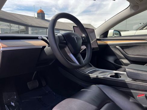 Used 2021 Tesla Model 3 Standard Range Plus image 2