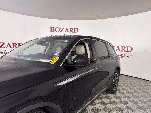 Used 2025 Lincoln Nautilus Premier AWD/4WD image 7