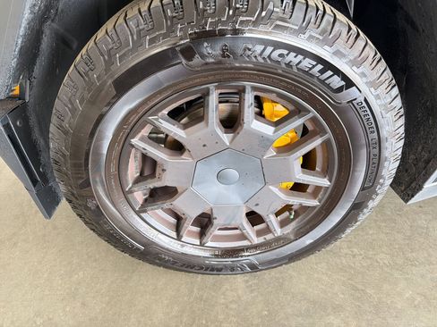 Used 2024 Tesla Cybertruck AWD Crew Cab image 5