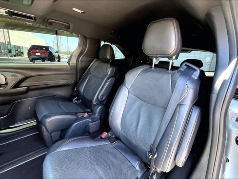 Used 2025 Toyota Sienna Limited AWD/4WD image 15