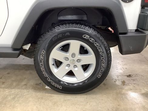 Used 2017 Jeep Wrangler Sport w/ Quick Order Package 24S AWD/4WD image 9