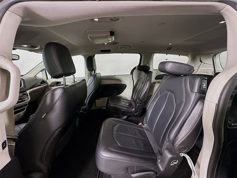 Used 2018 Chrysler Pacifica Touring-L w/ Premium Audio Group image 23