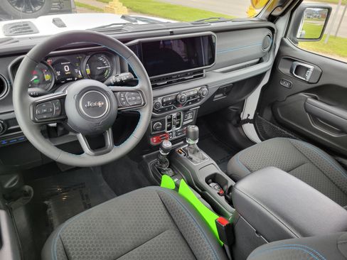 Used 2025 Jeep Wrangler Unlimited Rubicon 4xe w/ Convenience Group AWD/4WD image 18