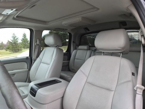 Used 2013 Chevrolet Avalanche LTZ image 18