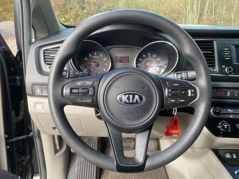 Used 2018 Kia Sedona L image 11