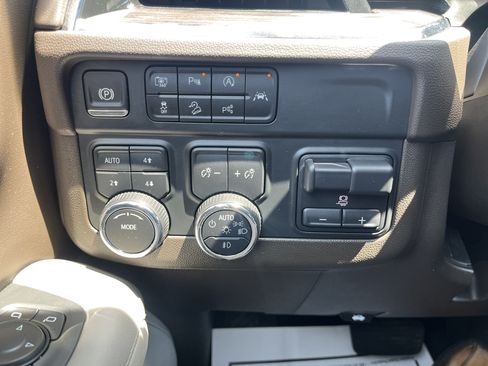 Used 2025 Chevrolet Tahoe Z71 w/ Comfort Package AWD/4WD image 25