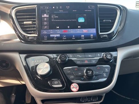 Used 2024 Chrysler Pacifica Touring-L image 20