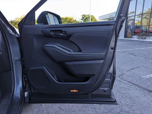 Used 2023 Toyota Highlander LE image 28