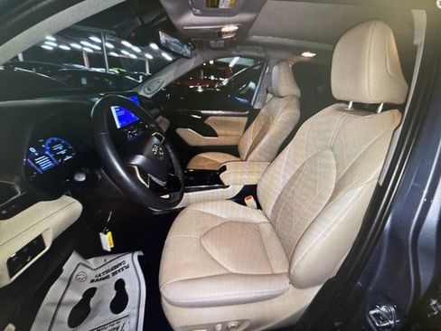 Used 2024 Toyota Highlander LE image 11