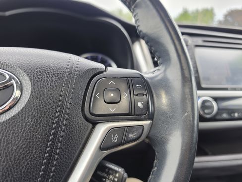 Used 2018 Toyota Highlander XLE AWD/4WD image 21