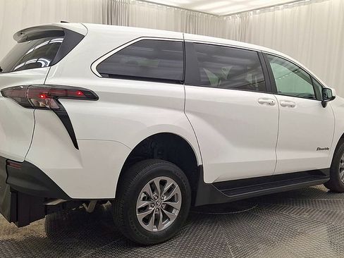 Used 2026 Toyota Sienna LE FWD image 4
