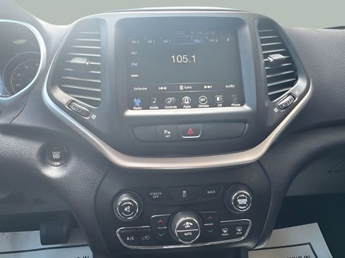 Used 2018 Jeep Cherokee Trailhawk w/ Cold Weather Group AWD/4WD image 10