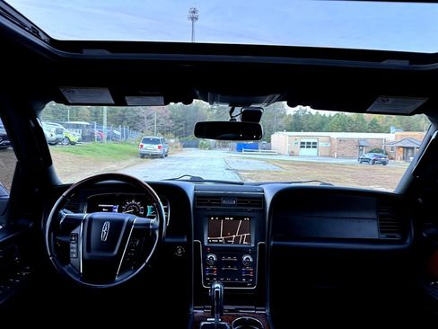 Used 2017 Lincoln Navigator L Select image 14