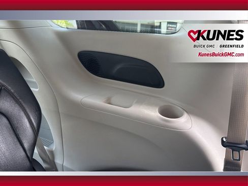 Used 2018 Chrysler Pacifica Touring-L FWD image 41
