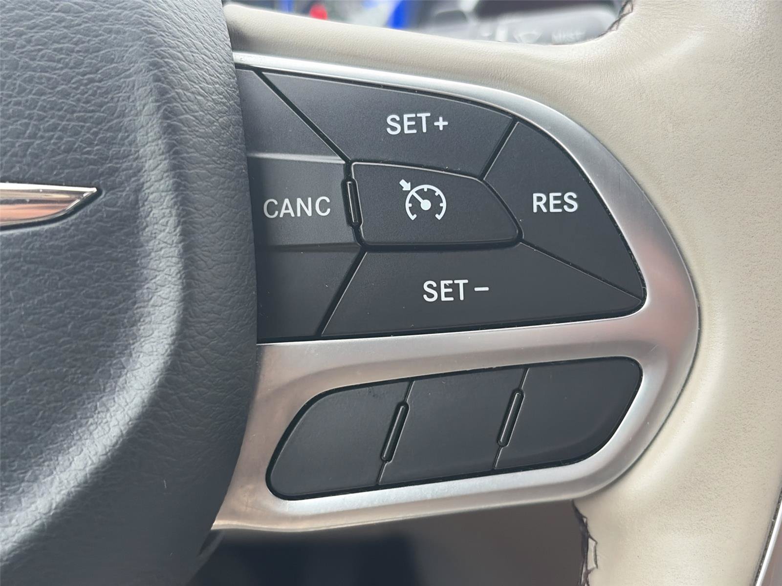 Used 2017 Chrysler Pacifica Limited FWD image 13