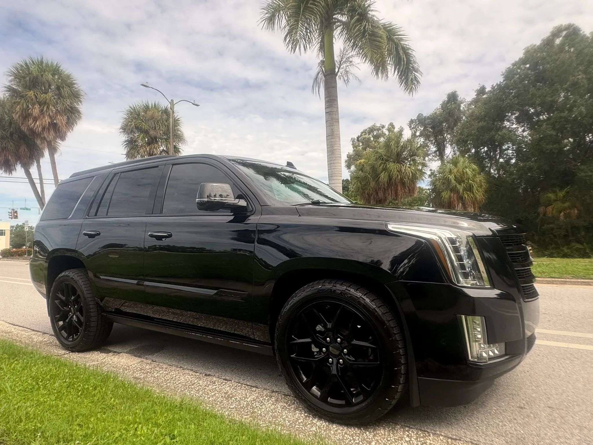 Used 2018 Cadillac Escalade Premium Luxury RWD image 4