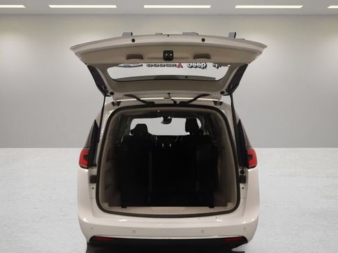 Certified 2024 Chrysler Pacifica Touring-L FWD image 15
